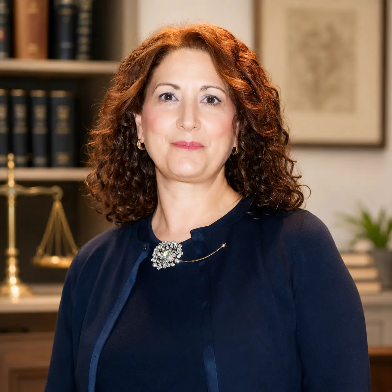 Retrato profesional de María de la O en despacho jurídico y de mediación en Salamanca.
